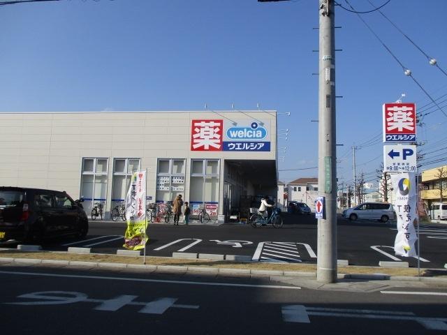 ウエルシア草加稲荷5丁目店：92m