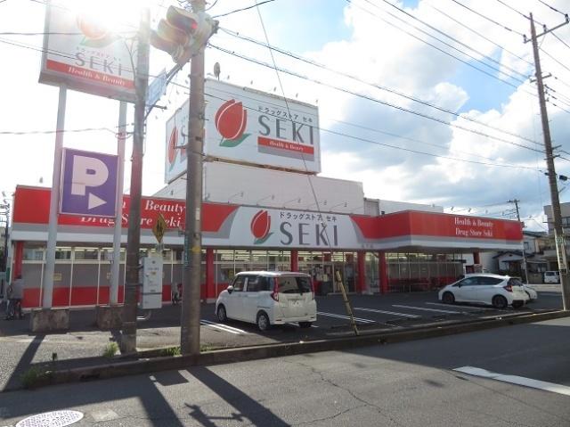 ドラッグストアセキ芝下店：268m