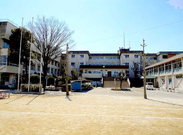 草加市立八幡北小学校：361m