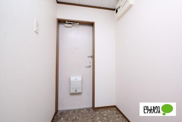 シャトル古城（201） 玄関
