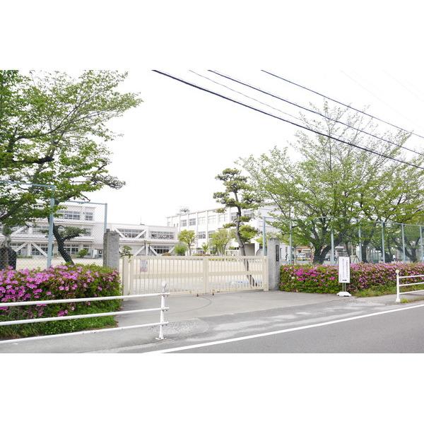 岩倉市立岩倉南小学校：737m