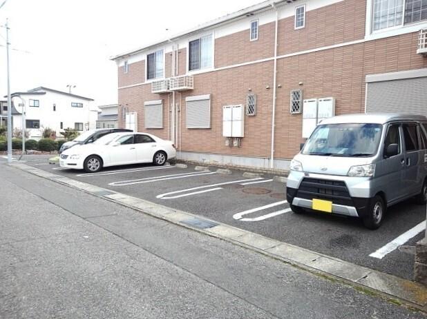 ヴィアーレ（101） 駐車場