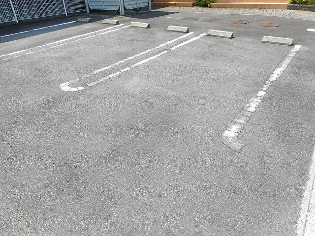 クリアネス　ｉ（202） 駐車場