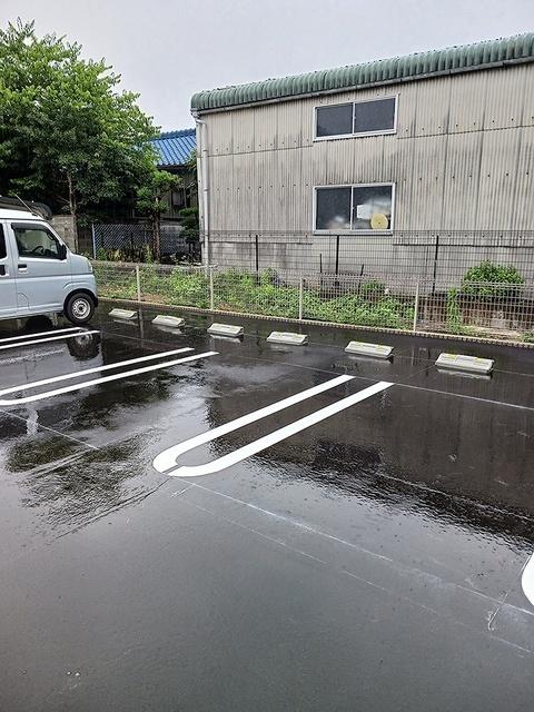 ファミリアーレ（201） 駐車場