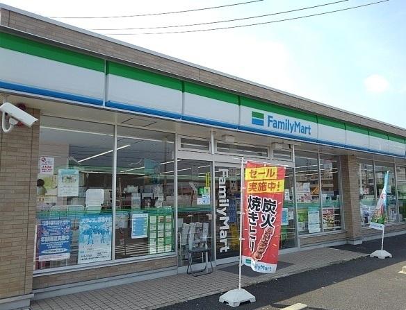 ファミリーマート：700m