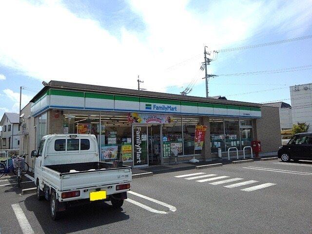 ファミリーマート：700m