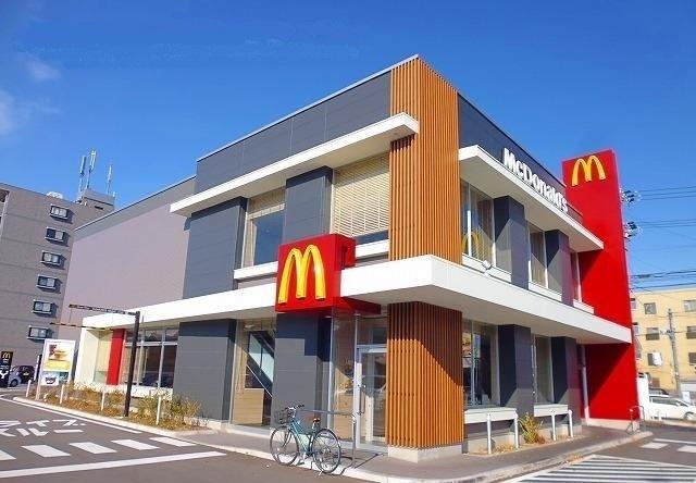 マクドナルド：900m