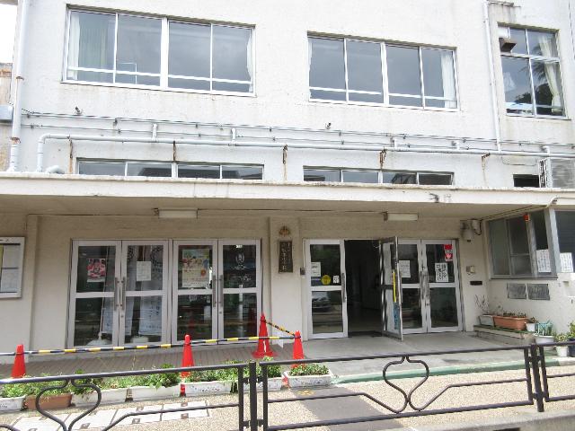文京区立千駄木小学校：623m