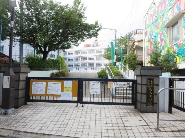 文京区立第八中学校：553m