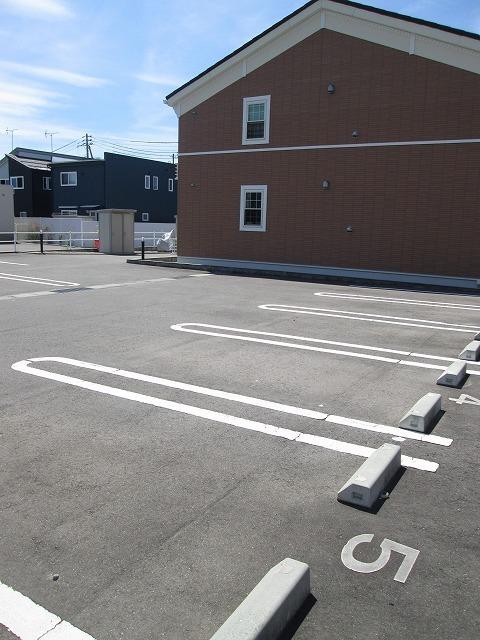 メゾン川原毛（104） 駐車場