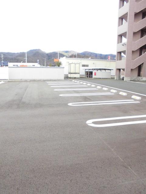 メゾン　アグレアーブル（203） 駐車場