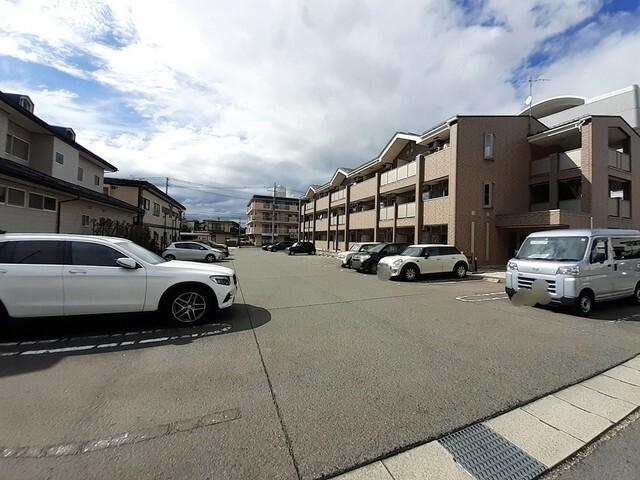 ルミナーレ松波（201） 駐車場