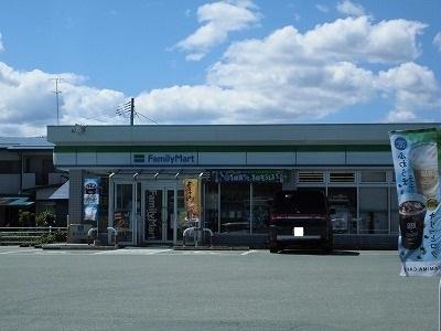 ファミリーマート河北体育館前店：210m