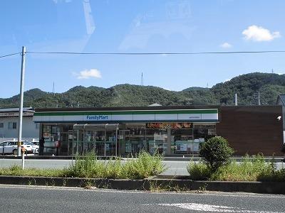 ファミリーマート：180m