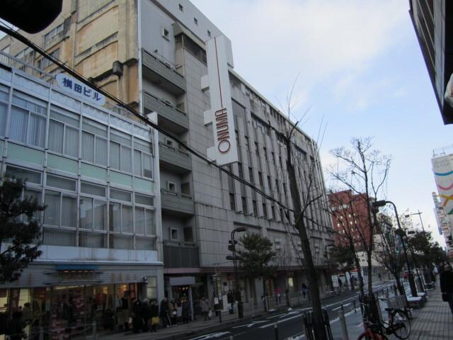 大沼山形本店（デパート）：443m