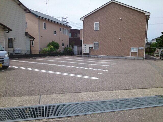花みずき（101） 駐車場