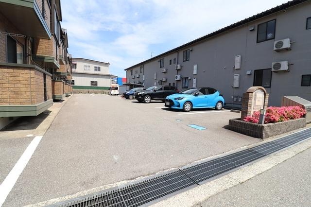 リビングタウン御経塚（102） 駐車場