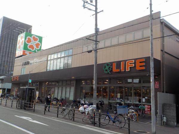 ライフ玉造店：76m