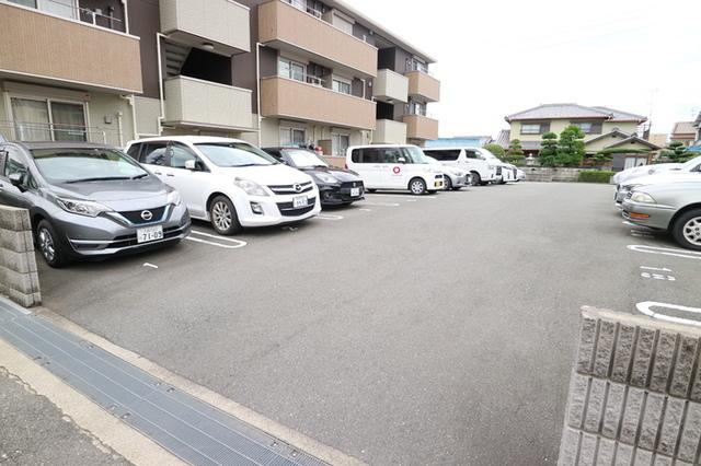 クレヴィアメゾン（305） 駐車場