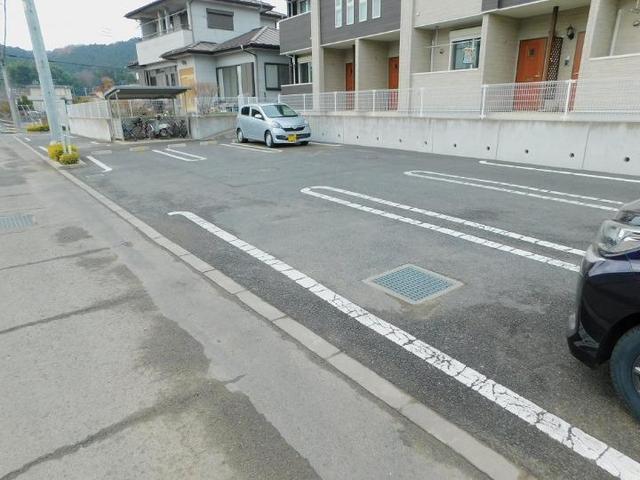 テネリージ（102） 駐車場