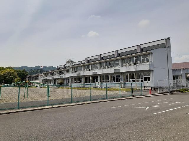 玉生小学校：970m