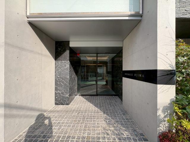 都営新宿線「大島」駅から徒歩6分。中野橋商店街沿いにあり、生活利便性の高い物件です。