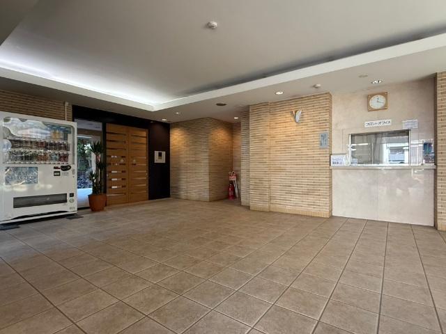 ロビーには自動販売機もございますので、ちょっと飲み物を買いたいときに便利です。