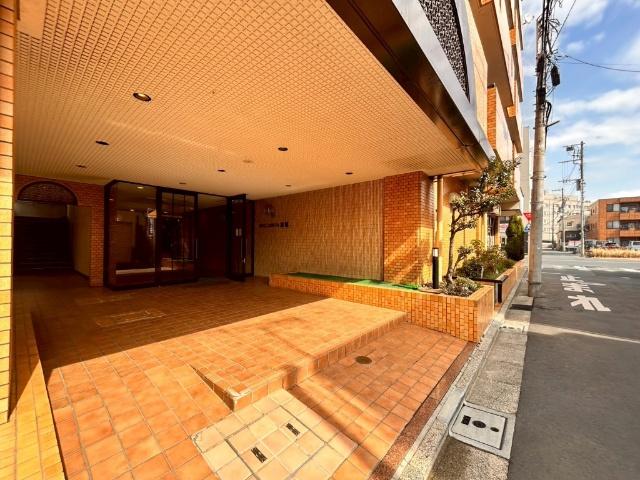 家族を優しく迎えるエントランス