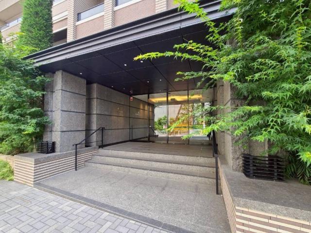 ゆとりあるアプローチが広がるエントランス。住まいにふさわしい落ち着きと風格を備えています。