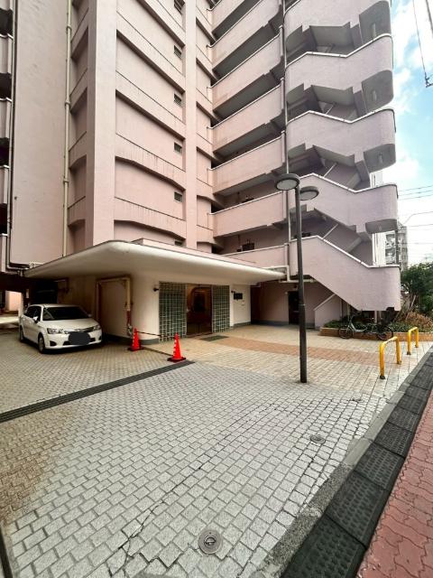 ピンクの外観がレトロかわいいですね。室内はモダンに仕上がる予定です。