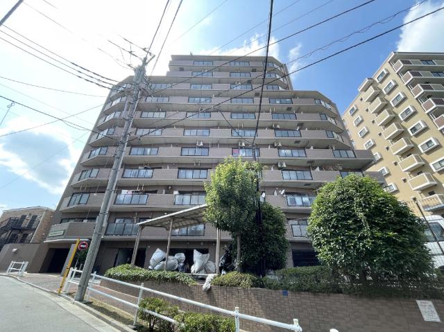 落ち着いた街並みに調和する外観