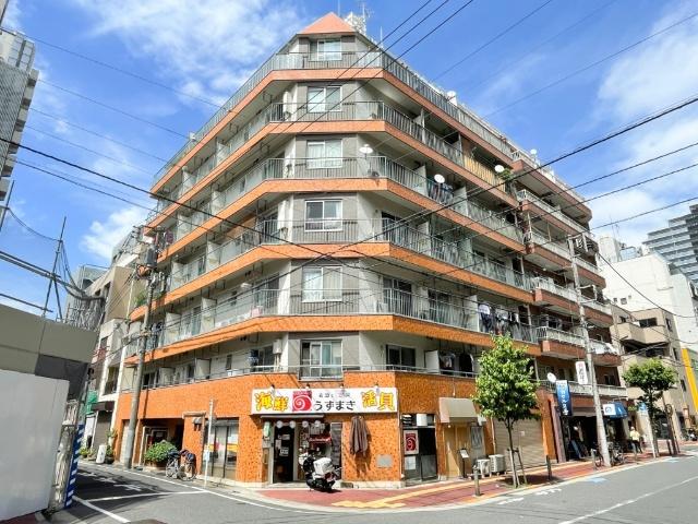 周辺には商業施設や飲食店が豊富に揃い日々の買い物や外食も快適に楽しめます。都心へのアクセスも良好で、通勤・通学の負担も少なくライフスタイルに柔軟に対応できます。