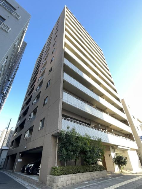 駅徒歩6分の立地に立つ、13階建てのマンション。街並みに映える外観で住まう方に誇りを感じさせます。