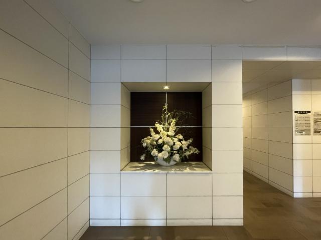 上品な雰囲気のロビーは、住まう方や来客を穏やかに迎えてくれる空間です。落ち着いたデザインで毎日の帰宅が少し特別に感じられます。