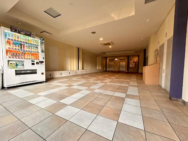 ロビーには自動販売機を備え、暮らしをさりげなくサポート。エレベーター2基体制で待ち時間のストレスも軽減されます