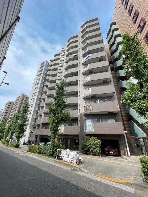 周辺には商業施設や飲食店が豊富に揃い日々の買い物や外食も快適に楽しめます。都心へのアクセスも良好で、通勤・通学の負担も少なくライフスタイルに柔軟に対応できます。