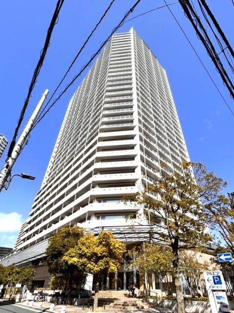 清潔に保たれた共用部。大規模タワーならではの安心感と、質の高い管理状態が伺えます。