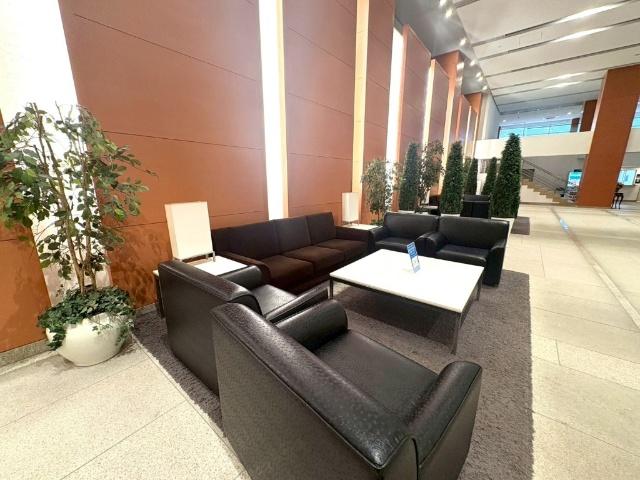 ロビーに設けられたソファスペースは、居住者のくつろぎはもちろん、来客時の待ち合わせや対応にも便利です。