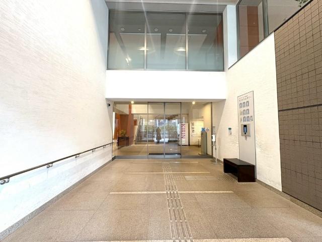 タワーマンションならではの重厚感あるオートロックエントランス。防犯性と品格を兼ね備えています。