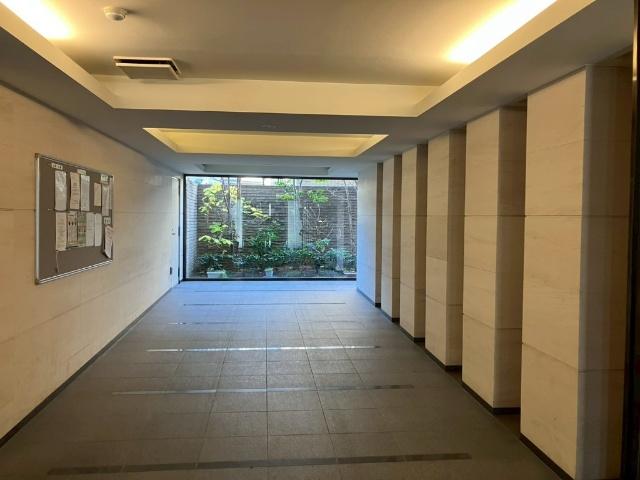 きれいに整えられたエントランス。住まう人や訪れる人を気持ちよく迎えます。