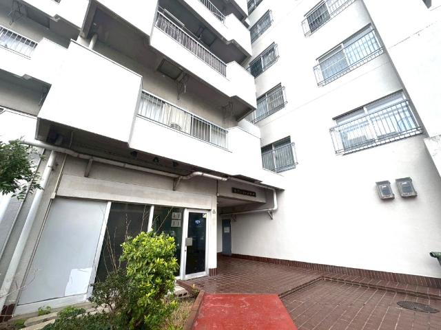 大通り沿いで人通りもあり、防犯面でも安心です。