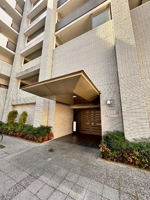 住まう人を優雅に迎える、重厚感あるエントランス。