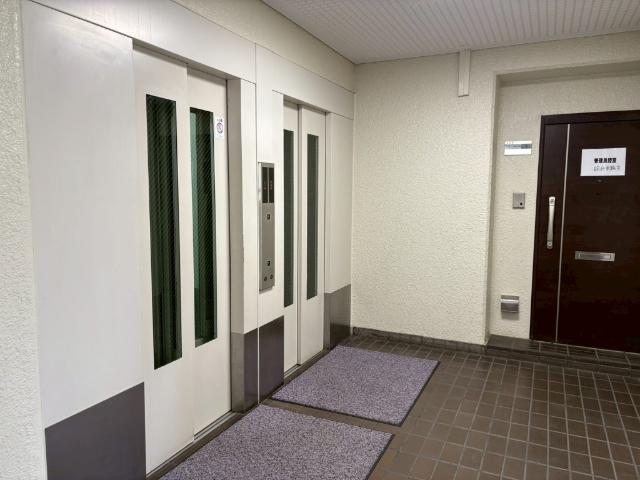 エレベーターを2基設置しており、居住者の多い時間帯でもスムーズな移動が可能です。
