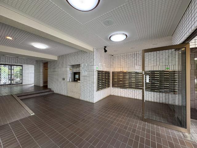 住まう方や来訪者を迎える、ゆとりあるロビー空間。