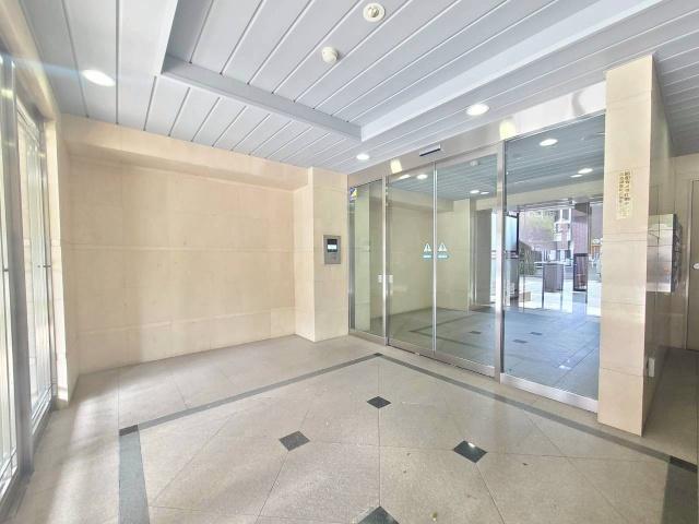 モニター付きオートロック完備で、来訪者を事前に確認可能。安心感のあるセキュリティが、日々の暮らしをしっかり守ります。