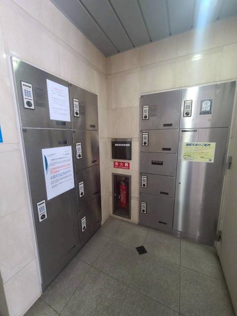 不在時でも荷物の受け取りが可能な宅配BOXを完備。忙しい日々でもスムーズに荷物を受け取れる、便利な設備です。