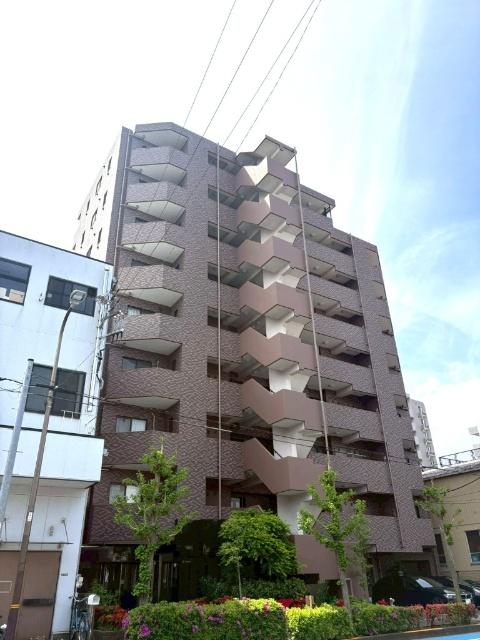 北千住・秋葉原へ直通で都心アクセス良好。駅周辺は落ち着いた住宅街で、公園や商業施設も整い、暮らしやすさと利便性を兼ね備えたエリア。