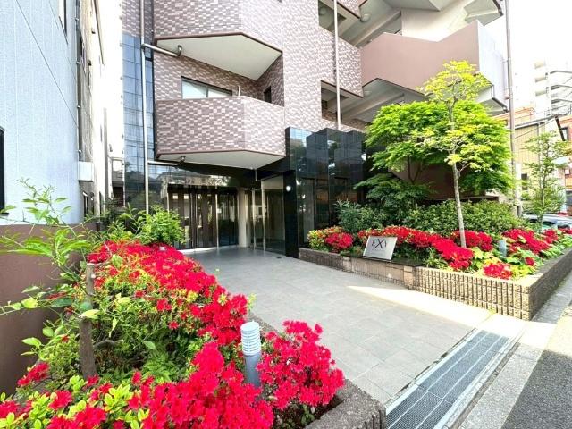 花々が彩るエントランス。丁寧に手入れされた植栽が、住まう方や訪れる人をやさしく迎え、日常にささやかな癒しをもたらします。