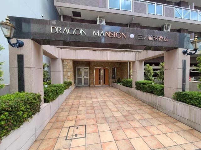 重厚感のあるエントランスが、住まう人を迎えます。