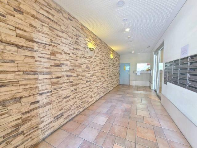 宅配ボックス・エレベーターを備えたエントランスは、綺麗に管理されており快適な暮らしを支えます。